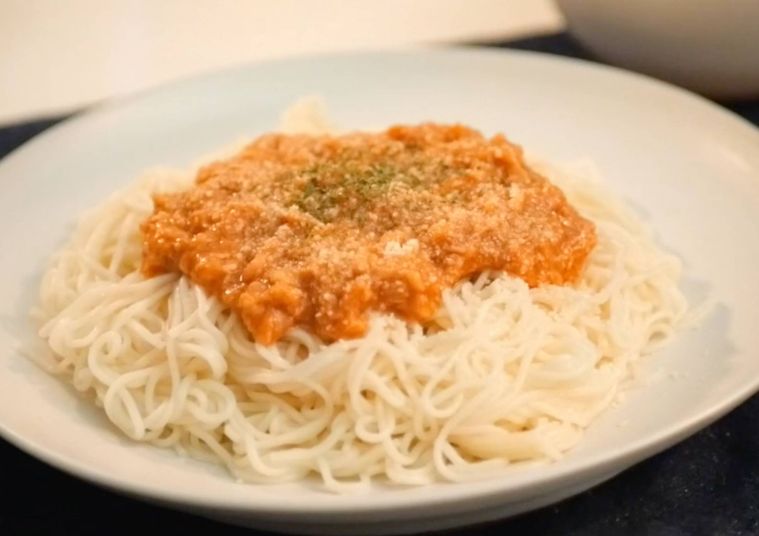 そうめんにツナとトマトのソースがのっている様子