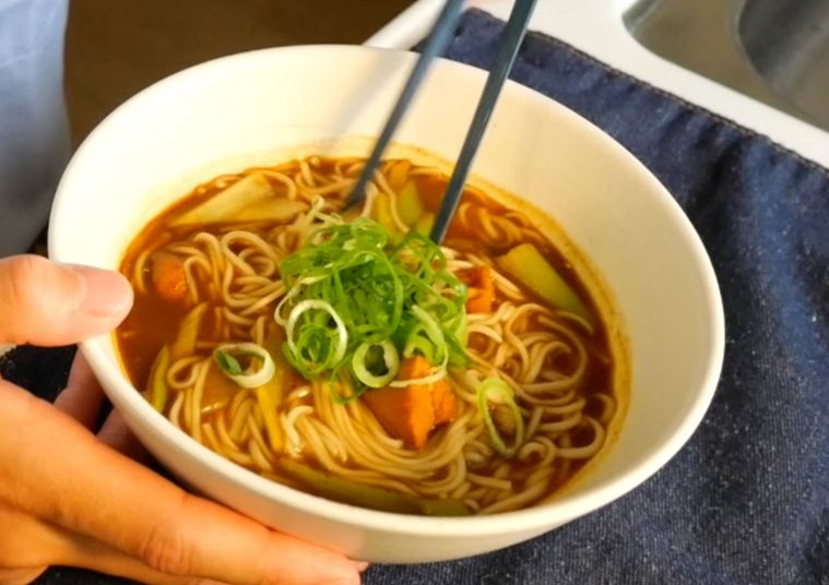 ねぎや鶏肉が入ったカレーそうめん