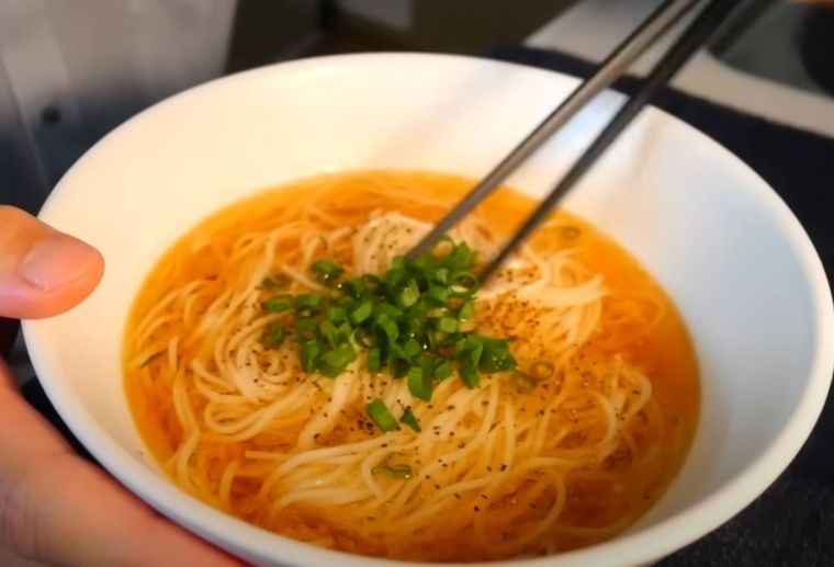 ねぎがのった冷やし醤油そうめん