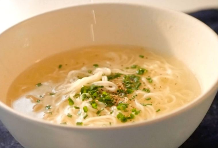 ねぎや黒こしょうがトッピングされた塩そうめん