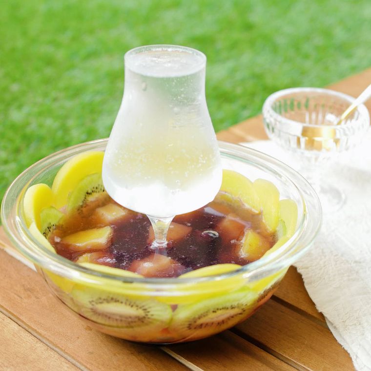 ガラスのボウルに入った噴水フルーツポンチ