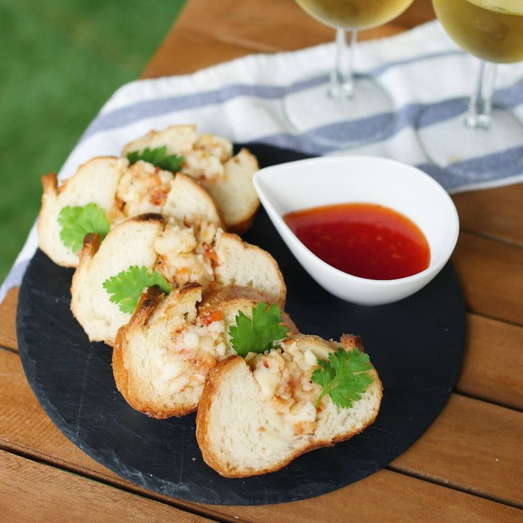 黒皿に盛り付けたはんぺんと桜えびのフランスパン