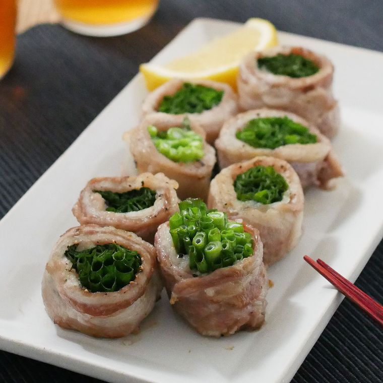 長皿に盛り付けた青ネギの豚肉巻き