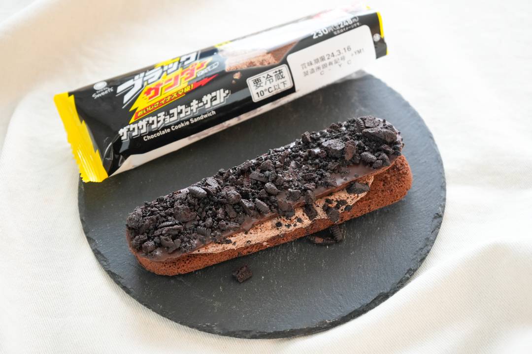 ザクザクでどっしり。ファミマ×ブラックサンダー「チョコクッキーサンド」に「豪快だ」「食感の対比がいい」の声