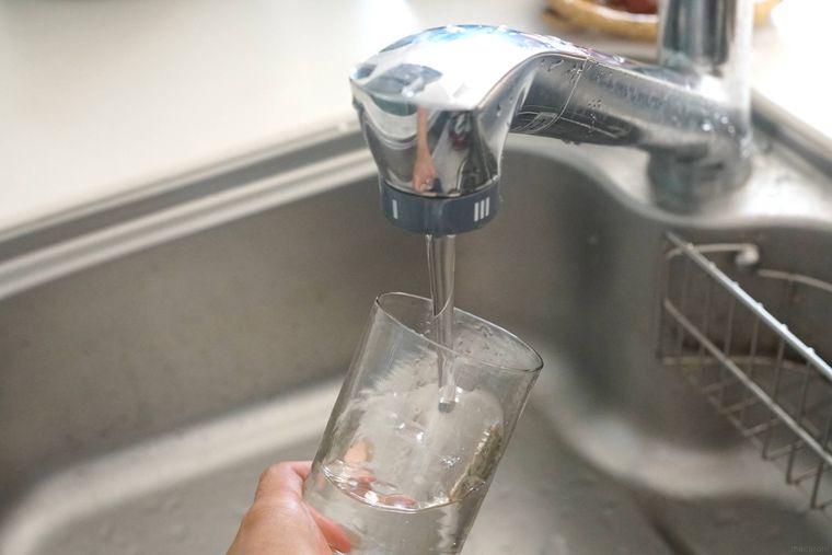 水道水をコップに注いでいる様子