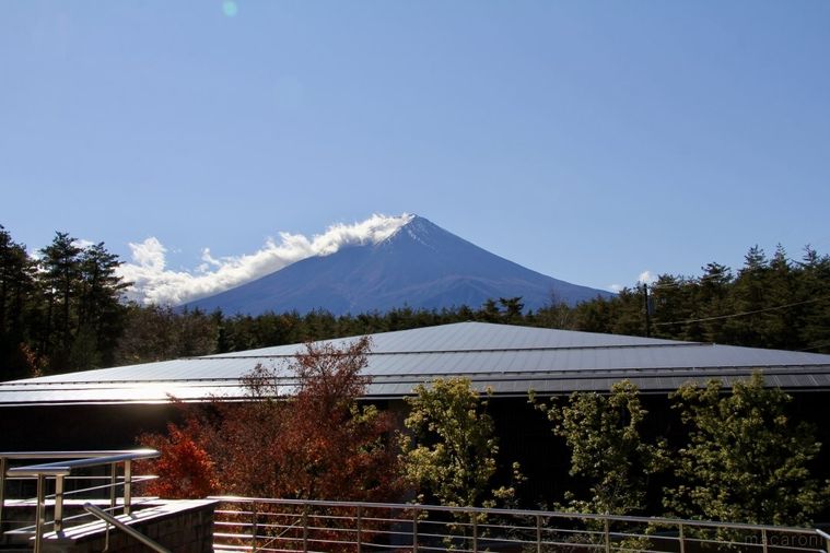 テラスから見える富士山と青空の風景