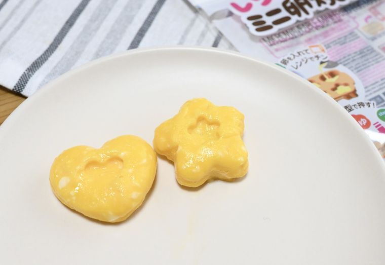 ダイソーのレンジでミニ卵焼きで作ったハートと星のミニ卵焼きが白いお皿の上に置いてある