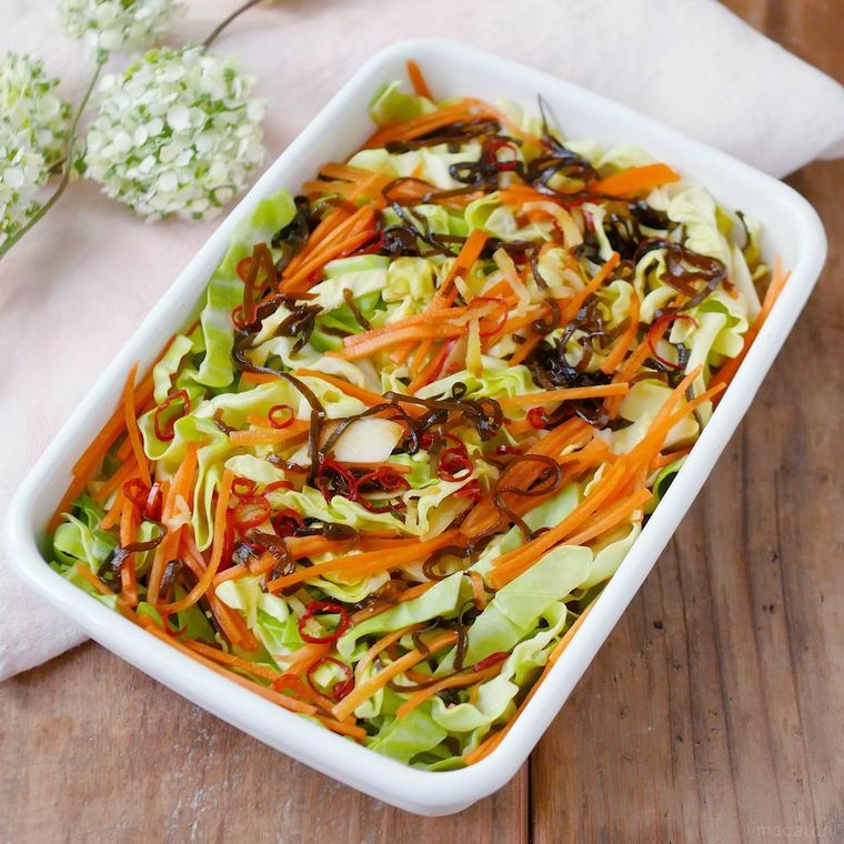 白い保存容器に入った春キャベツのさっぱり漬け