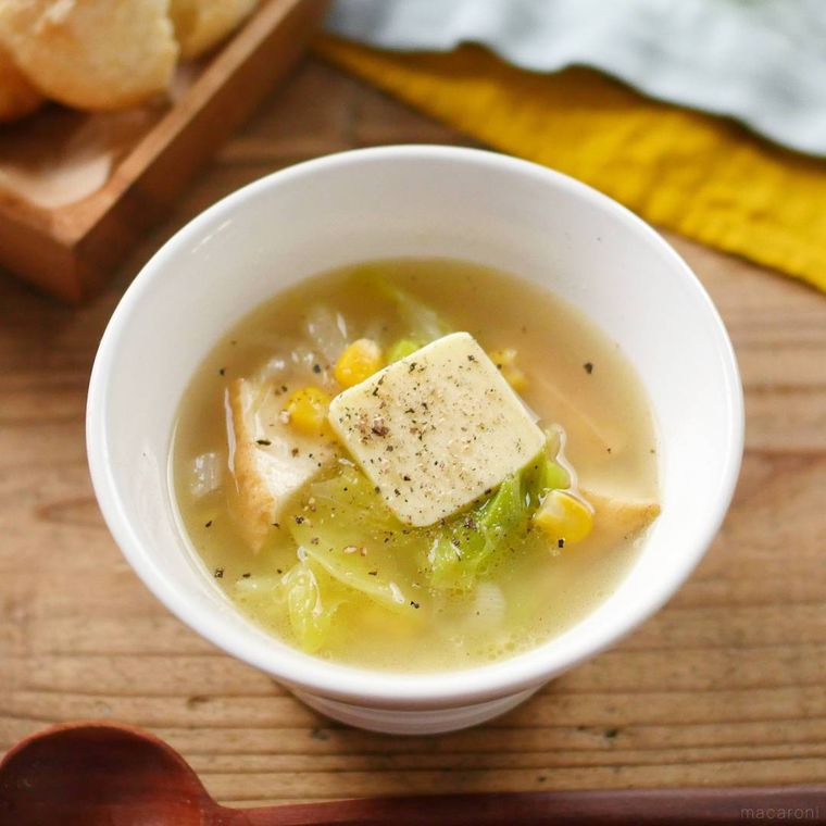 白色のスープボウルに入った春キャベツと厚揚げのみそバタースープ