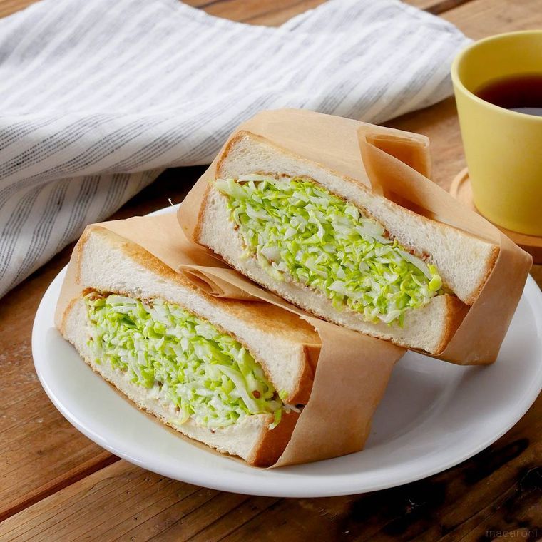 白色の丸皿に盛られた春キャベツのサンドイッチ