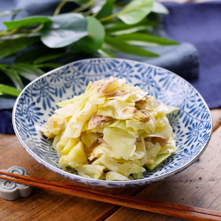 唐草模様の皿に盛られた春キャベツとツナのマヨネーズ和え