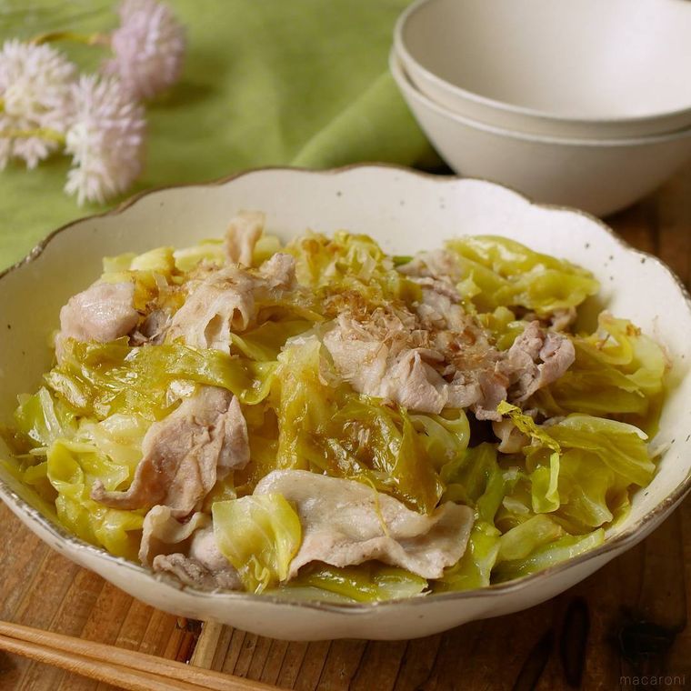 花型の白色の皿に盛られた春キャベツと豚肉の蒸し煮