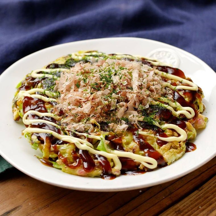 白色の丸皿に盛られた春キャベツのお好み焼き