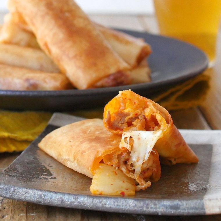 四角い皿に半分に切った豚キムチーズ春巻きがのっている