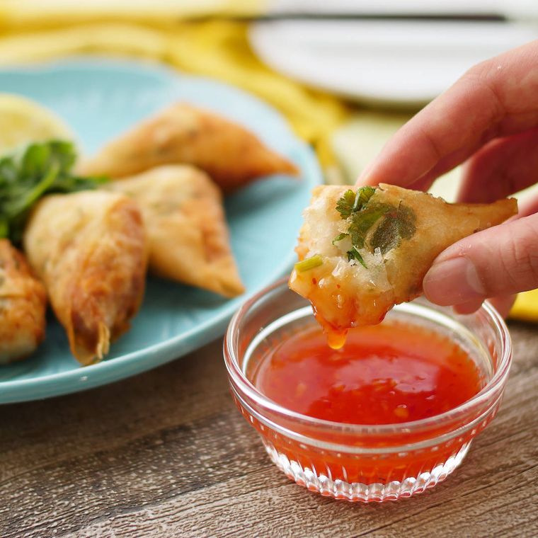 えびトースト風春巻きをチリソースにつけている