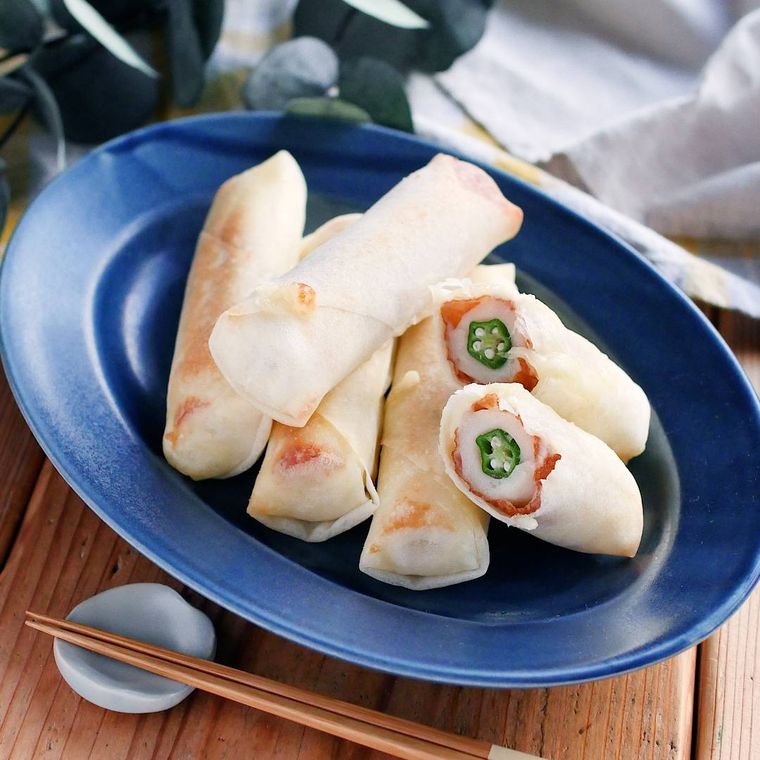 青いオーバルの器にオクラとちくわの春巻きがたくさんのっている