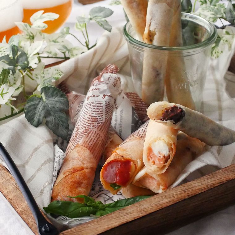 木の器に3種のスティックピザ巻きが盛られている