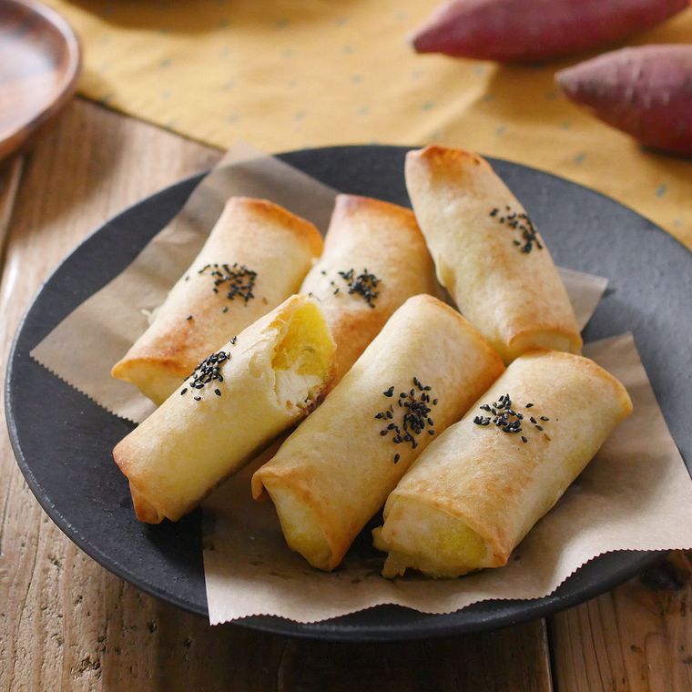 スイートポテト春巻きを黒く丸い器に盛っている