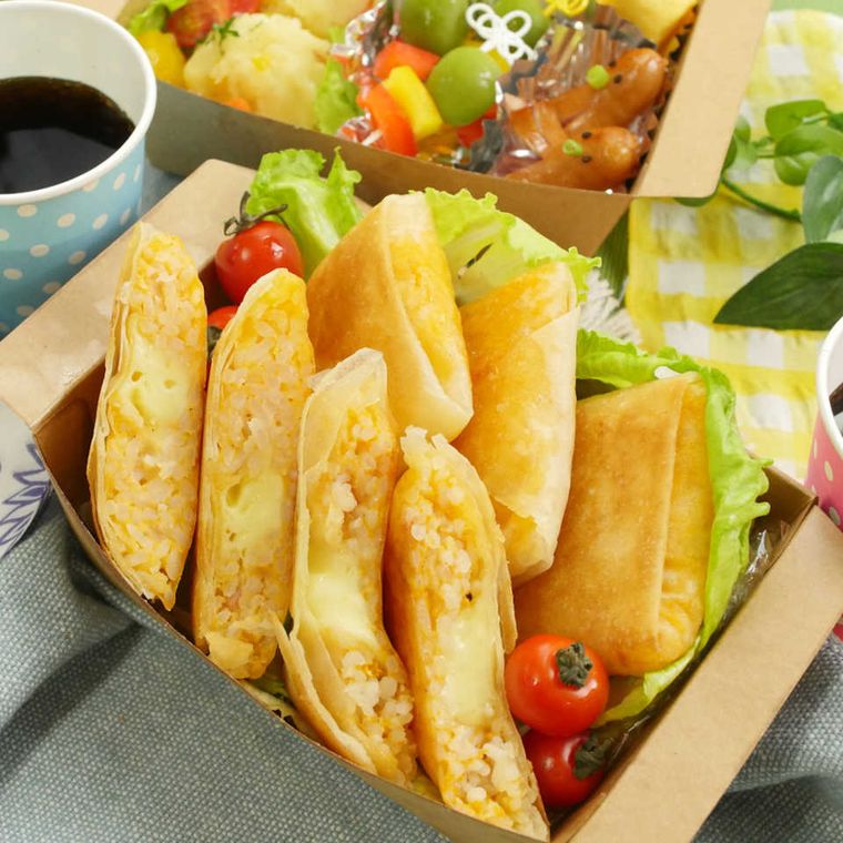 四角い紙の箱にチーズオムライス風春巻きがたくさん入っている