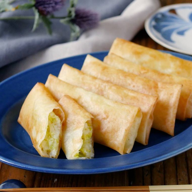 青いオーバルの器に白菜チーズ春巻きがたくさんのっている
