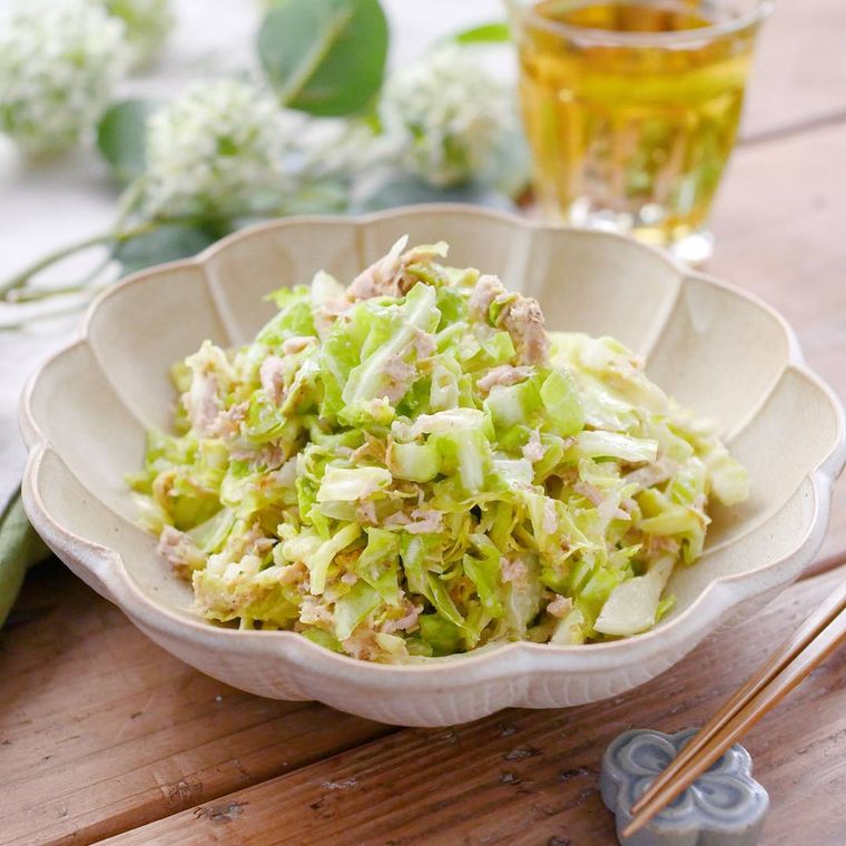 菊皿に入った春キャベツとツナのごまマヨサラダ