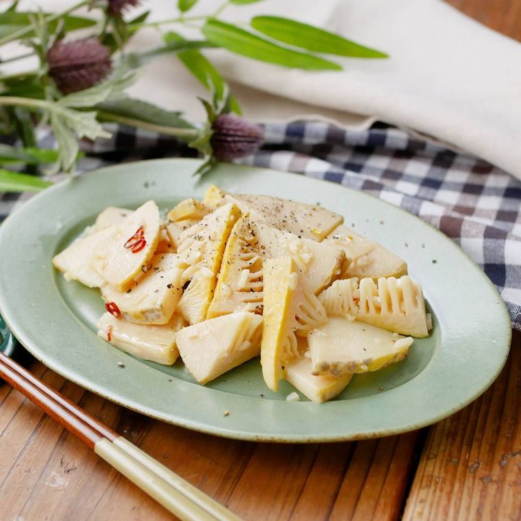 ライトグリーンのオーバル皿に盛り付けた、たけのこのペペロンチーノ