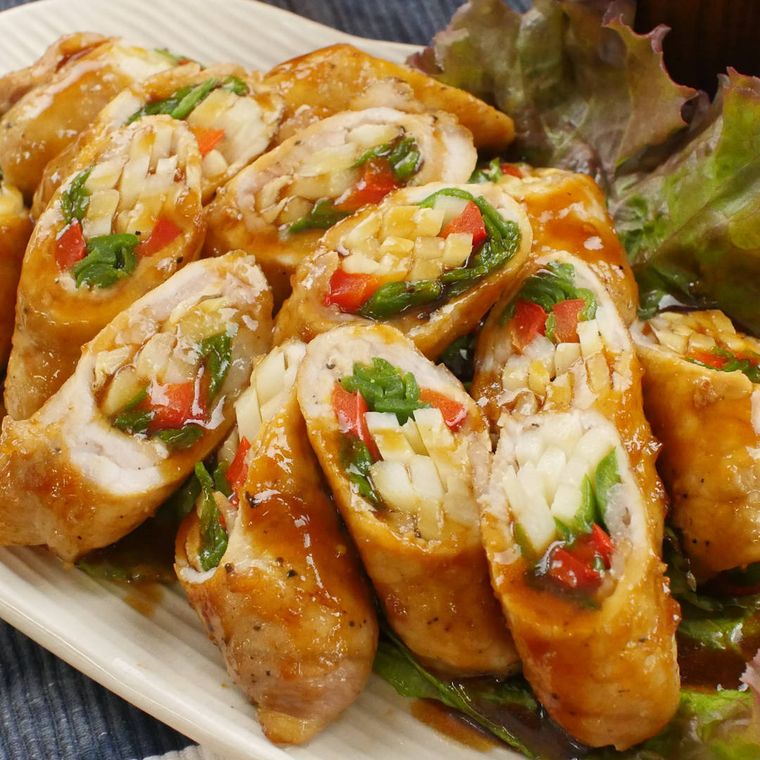 白い皿に盛り付けた、肉巻きチンジャオロースー