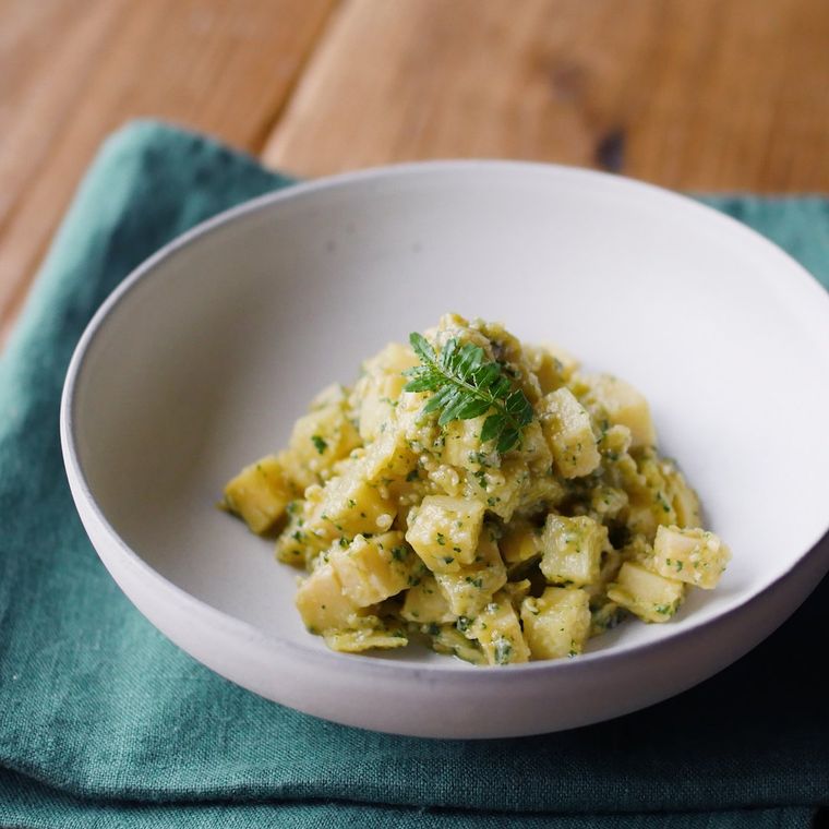 白い小鉢に盛り付けた、たけのこの木の芽和え