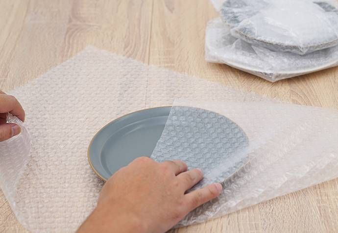 皿を梱包している様子