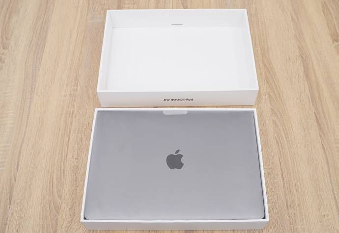 箱詰めになったノートパソコン