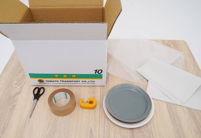 段ボール、ガムテープ、皿などが置かれている