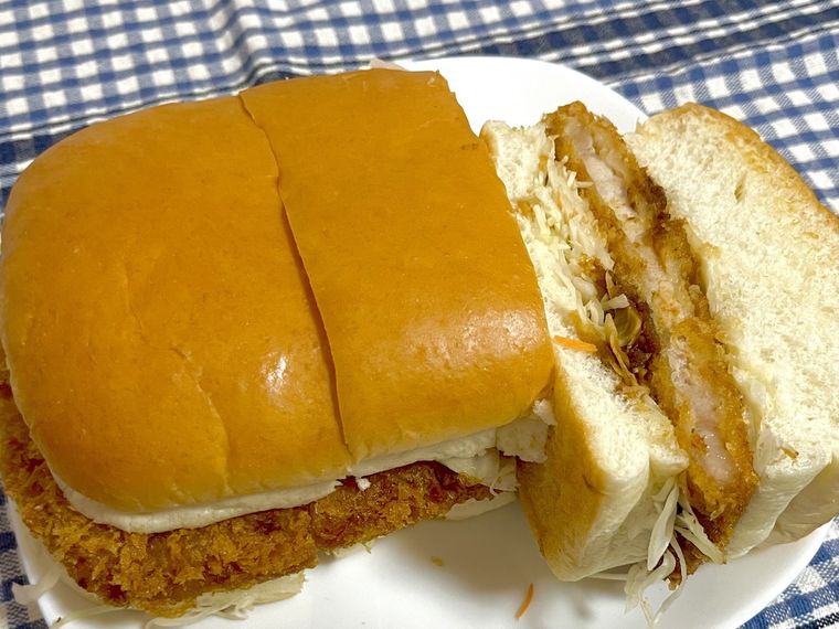コメダのみそカツパンは素朴なパンとジュージーなカツが相性抜群