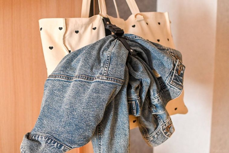 バッグに取り付けたホルダーにジャケットを固定している