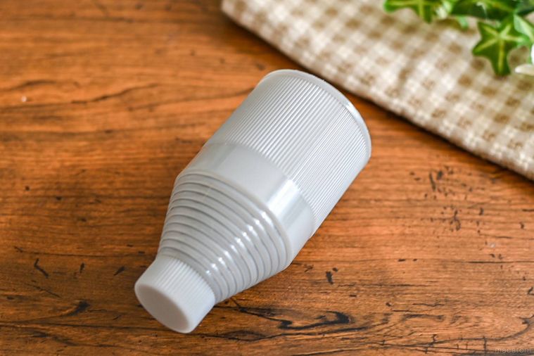 テーブルに置かれた伸縮傘ケース