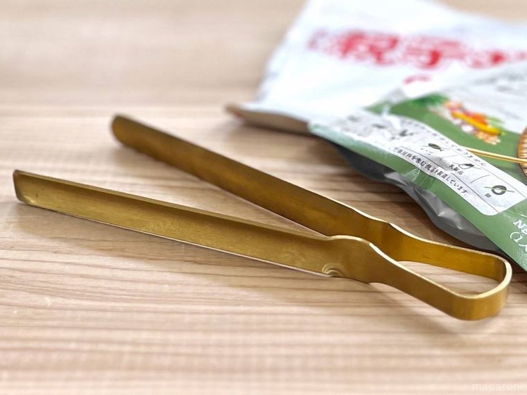 パウチしぼりトングとレトルトパウチ