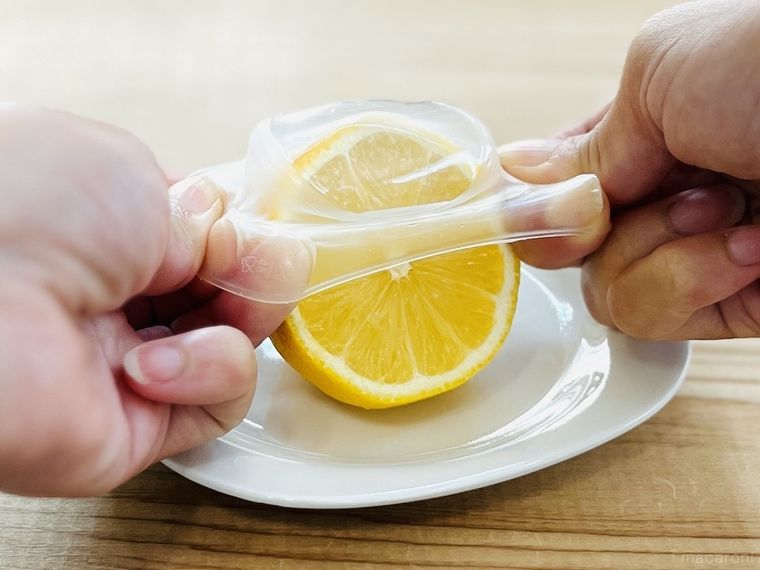 スリーコインズのシリコーンフードラップをレモンにかぶせている様子