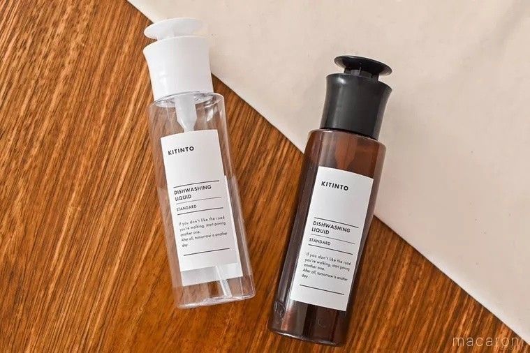 テーブルに並ぶスリーコインズの食器洗剤ボトル2色