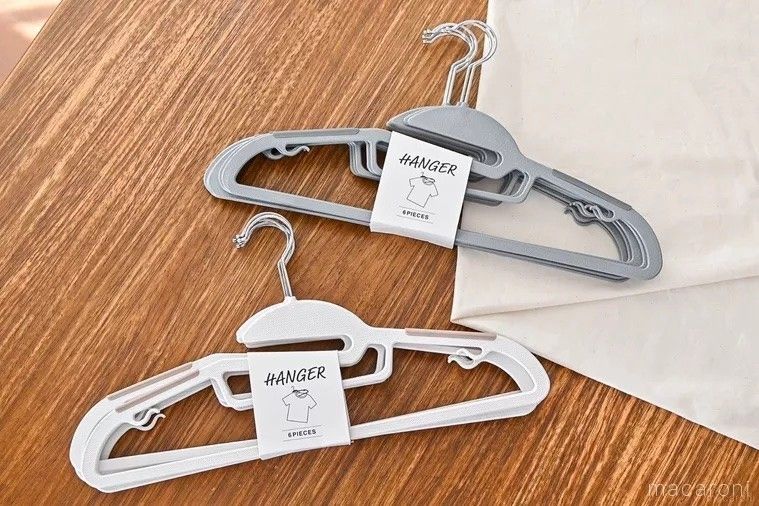 床に置かれたスリーコインズ伸び防止ハンガー6本セット