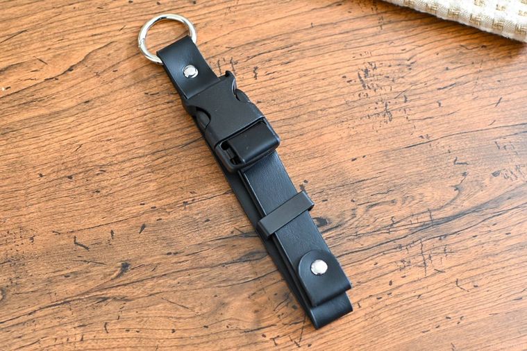 テーブルに置かれたジャケットホルダー