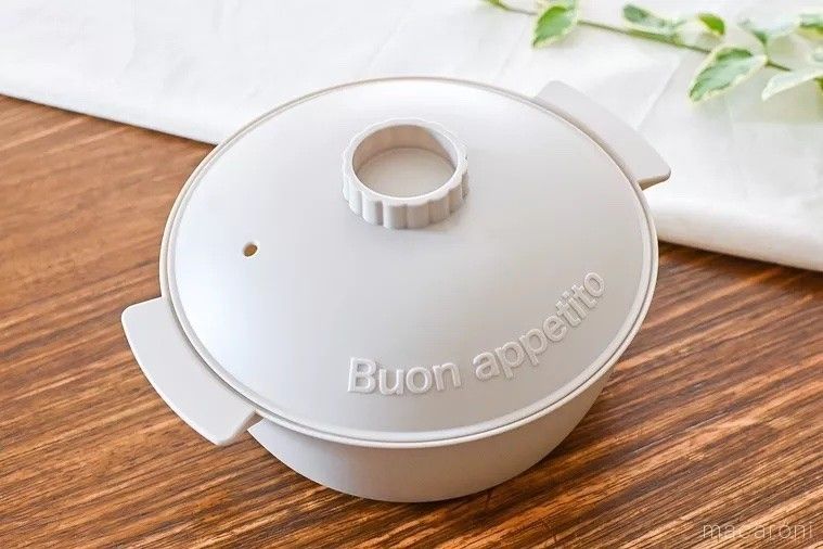 テーブルに置いたスリーコインズのビストロヌードル