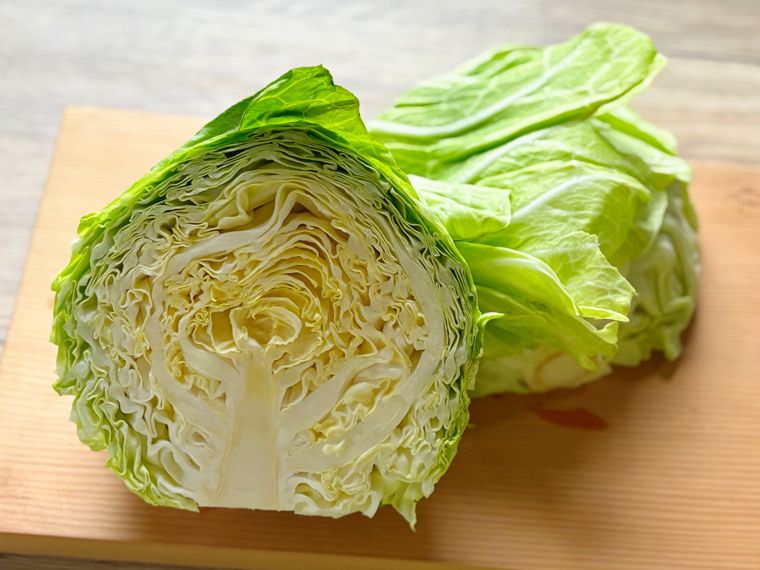 まな板におかれたカットした春キャベツ