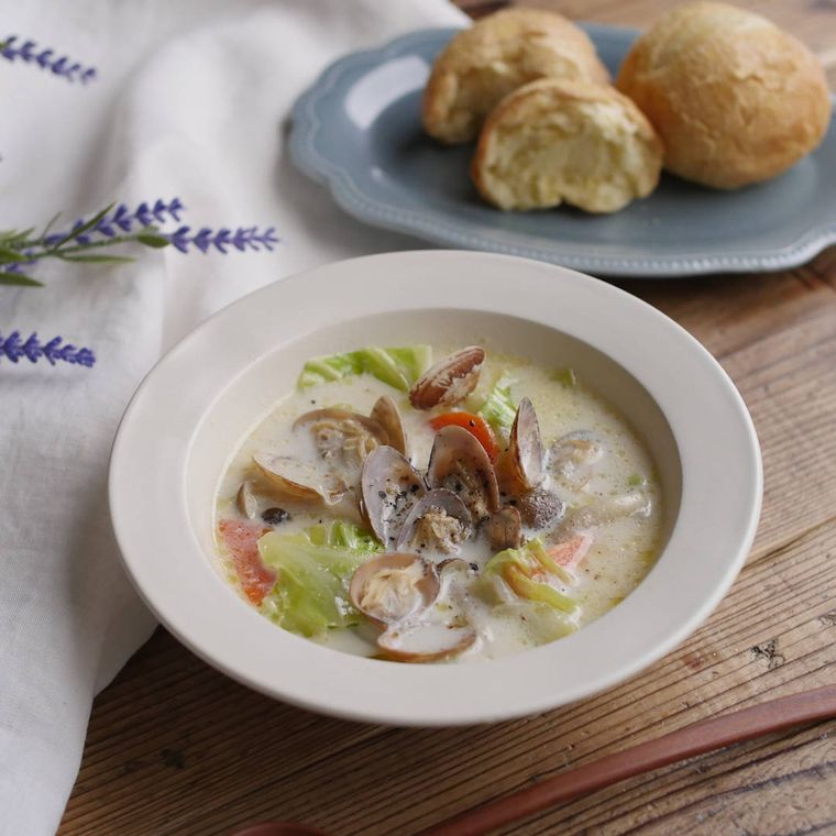 白いスープ皿に盛り付けた春キャベツのちゃんぽん風スープ