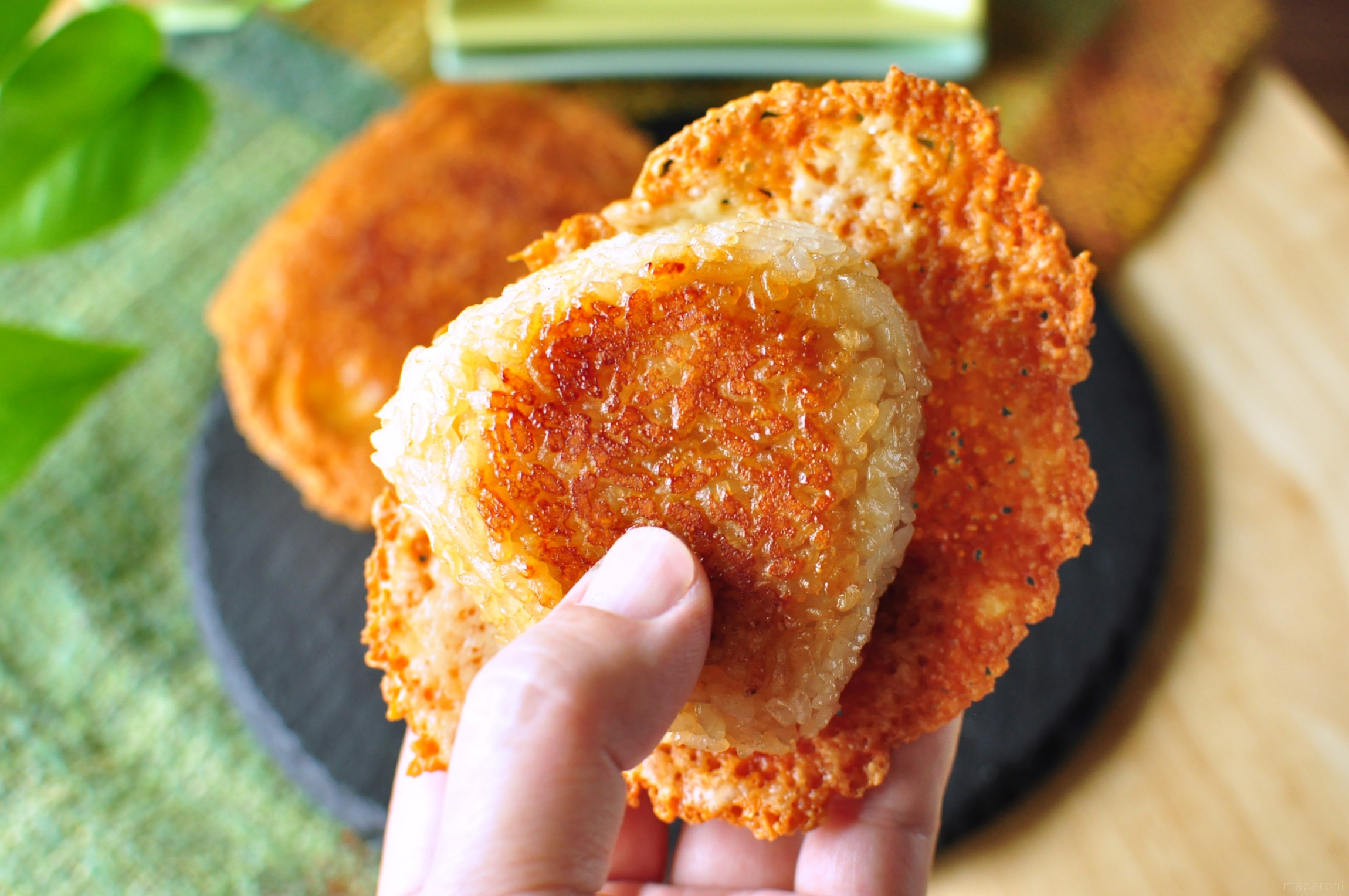 チーズがカリカリ!羽根つき焼きおにぎりに「意外に簡単」「この発想はなかった」 - macaroni