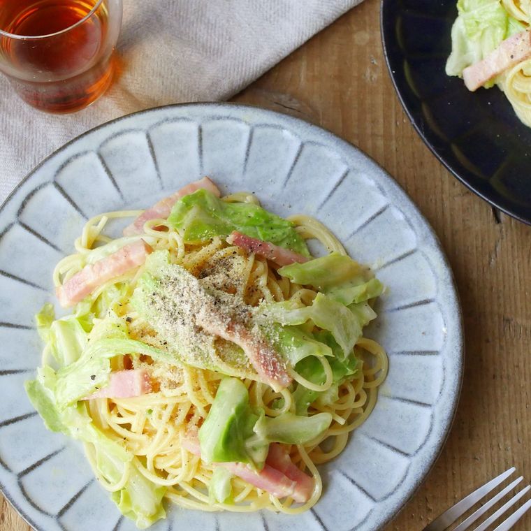 丸い器に春キャベツのカルボナーラが入っている
