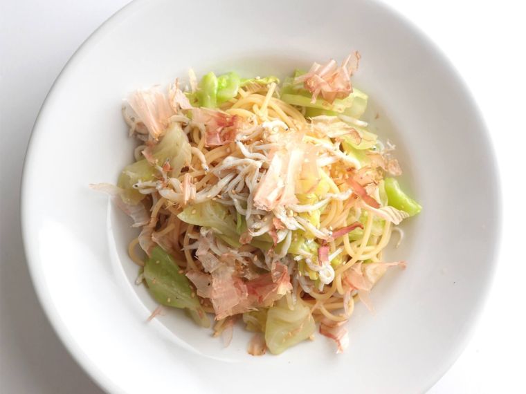 お皿に盛られた春キャベツとしらすの和風パスタ