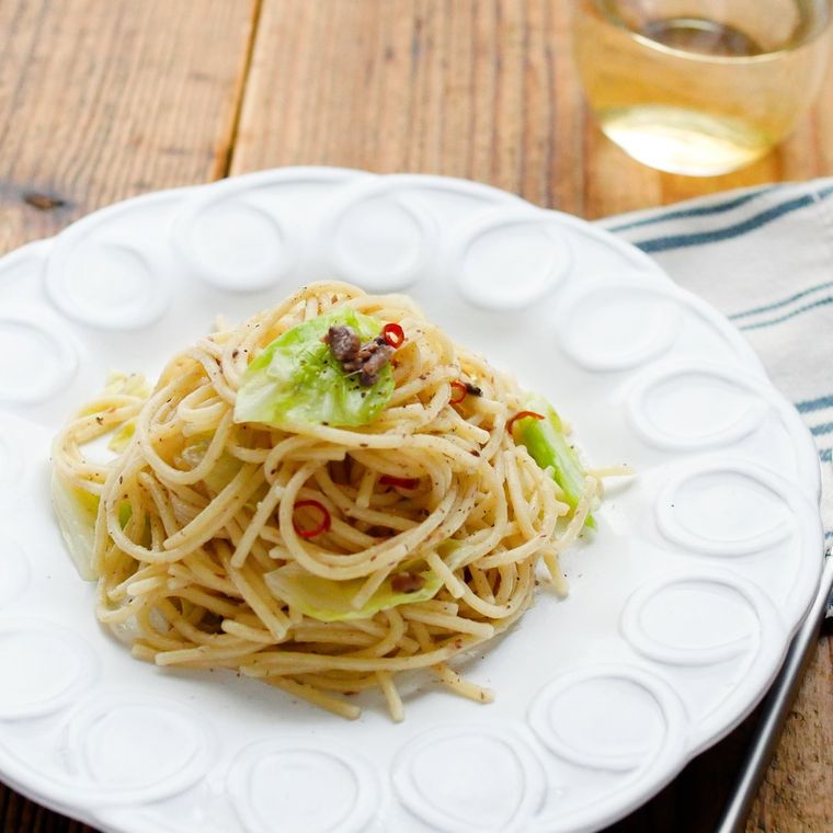 白い皿に盛り付けられたアンチョビとキャベツのパスタ