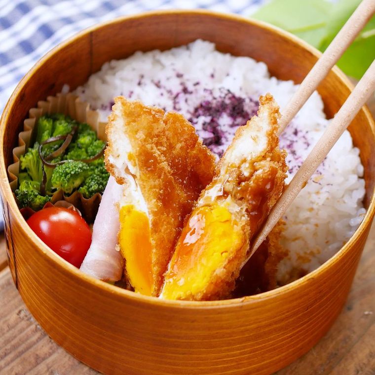 お弁当箱に入った卵フライ