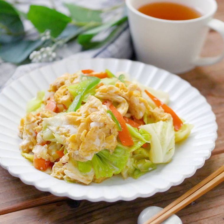 白い皿に盛りつけられたカット野菜と卵のオイスターソース炒め