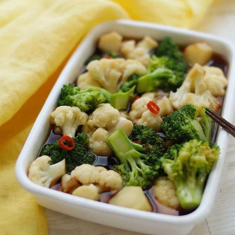 白い保存容器に入れられたブロッコリーの焼きびたし