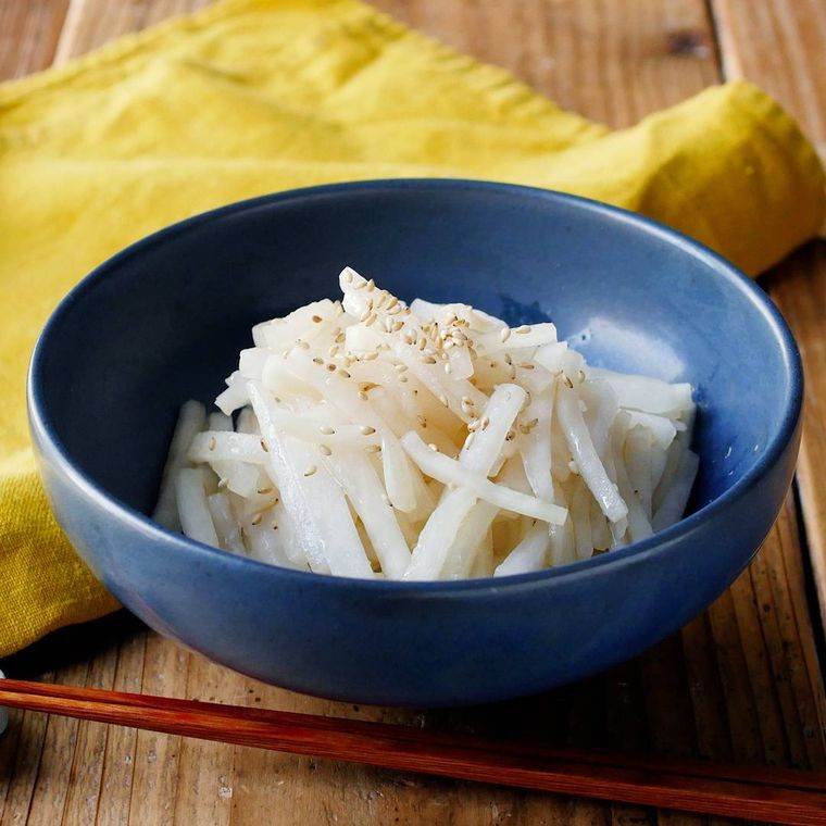 青い器に盛りつけられた大根のナムル